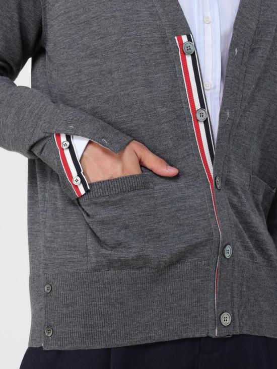 25FW 톰브라운 4바 서스테이너블 파인 메리노 울 클래식 가디건 MKC002AY1014 038 Grey 1 - THOM BROWNE