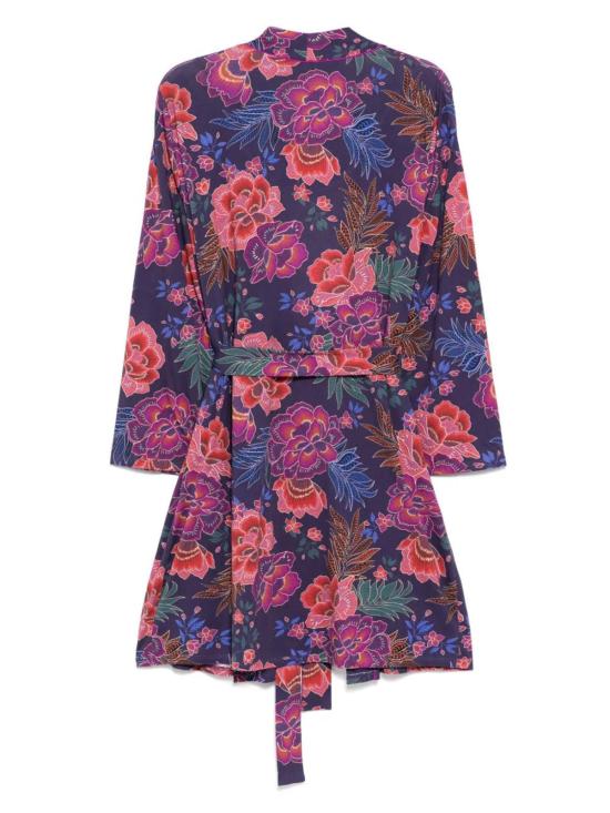  조니 와스 라운지 웨어 조니는 존시 슬립 가운을 입고 에타의 정원에 있었다 - JOHNNY WAS