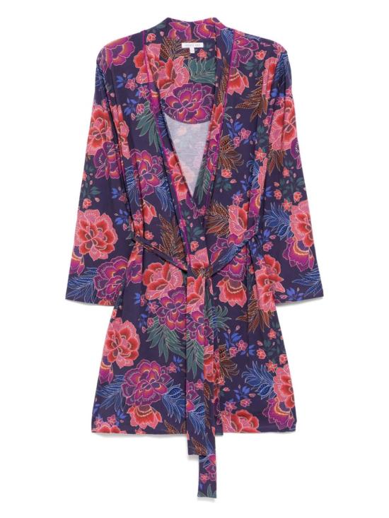  조니 와스 라운지 웨어 조니는 존시 슬립 가운을 입고 에타의 정원에 있었다