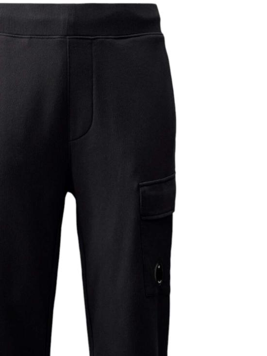 25SS 씨피 컴퍼니 다이애그널 레이즈드 플리스 렌즈 스웨트 팬츠 18CMSP017A005086W888 - C.P. COMPANY