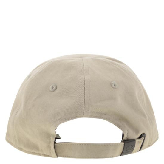  씨피 컴퍼니 볼캡 18CMAC282A BEIGE - C.P. COMPANY