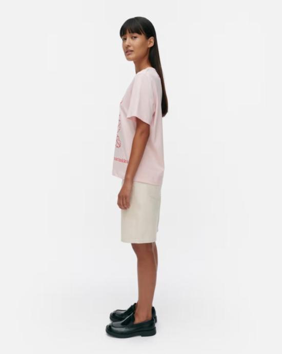  마리메꼬 반팔 티셔츠 Marimekko Erna Vihkiruusu 배치 키오스키 셔츠 라이트 핑크/레드 - MARIMEKKO