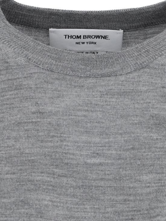 25FW 톰브라운 4바 릴렉스드 스웨터 FKA280A Y1014055 GREY - THOM BROWNE
