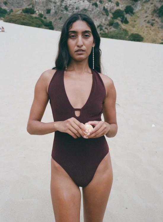  Pari Desai 원피스 수영복 파리 데사이 인드라 홀터 수영복 딥 마룬