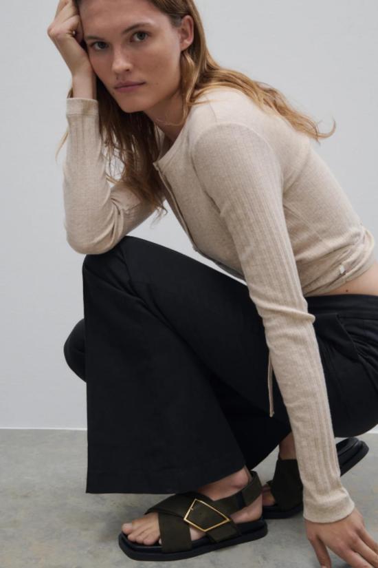  클로즈드 샌들 레더 버클  치노 그린