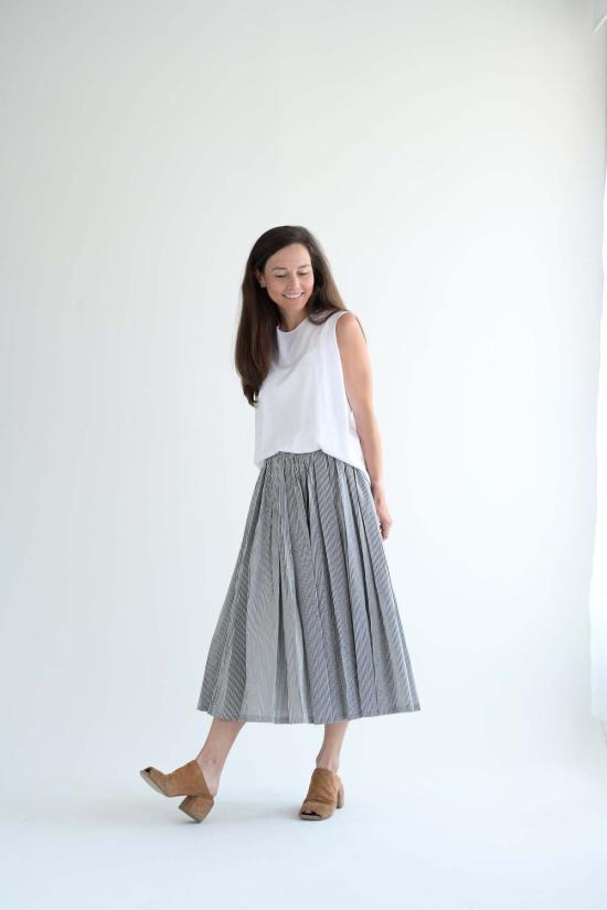  아푼토비 미디 스커트 푼토 B 블루 스트라이프 플리츠 스커트