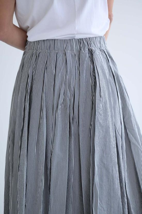  아푼토비 미디 스커트 푼토 B 블루 스트라이프 플리츠 스커트 - A PUNTO B