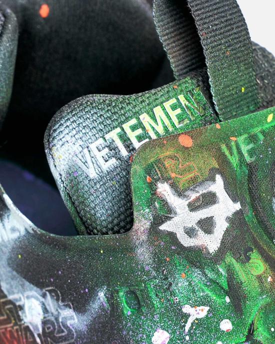  베트멍 스니커즈 핸드페인트 리복 인스타펌프 퓨리 블랙 그래피티 - VETEMENTS