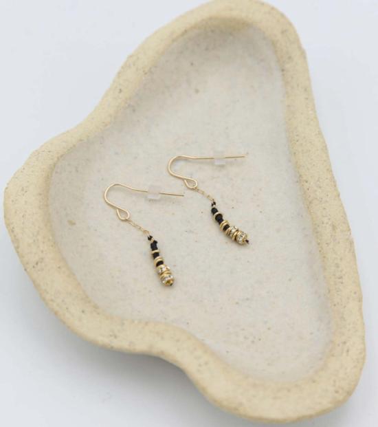  이보나 루디가 디자인 이어링 룬 누아르 크리스털 숏