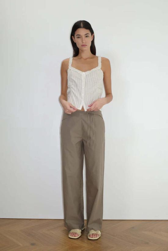  데이지 스튜디오 민소매 티셔츠 러플 버튼 - DEIJI STUDIO