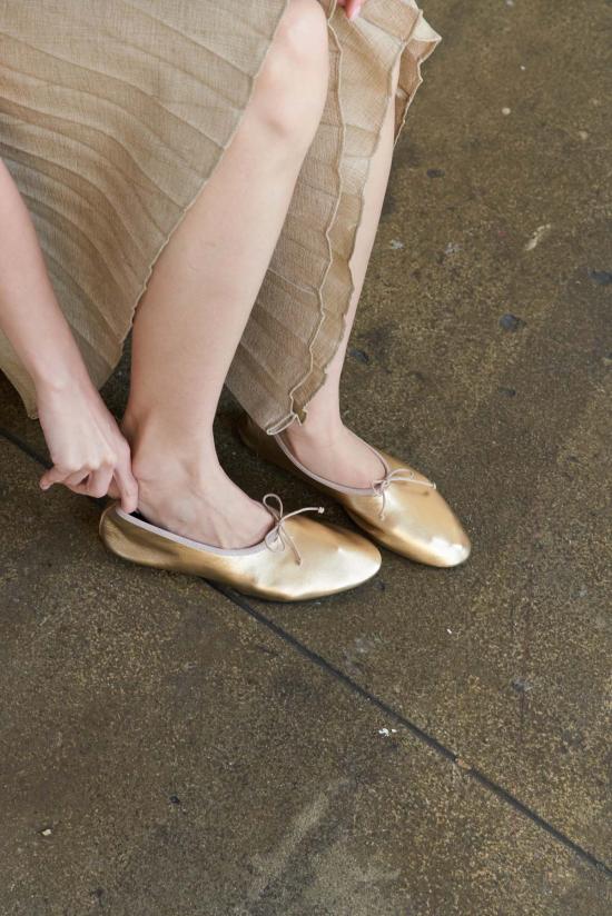  어바웃 아리안느 뮬/슬리퍼 Arianne Mila Ballet Flat Gold에 대한 정보