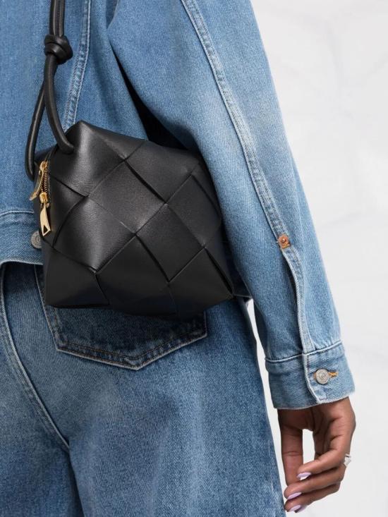 25FW 보테가베네타 크로스백 701915 VCQC2 8425 BLACK GOLD - BOTTEGA VENETA