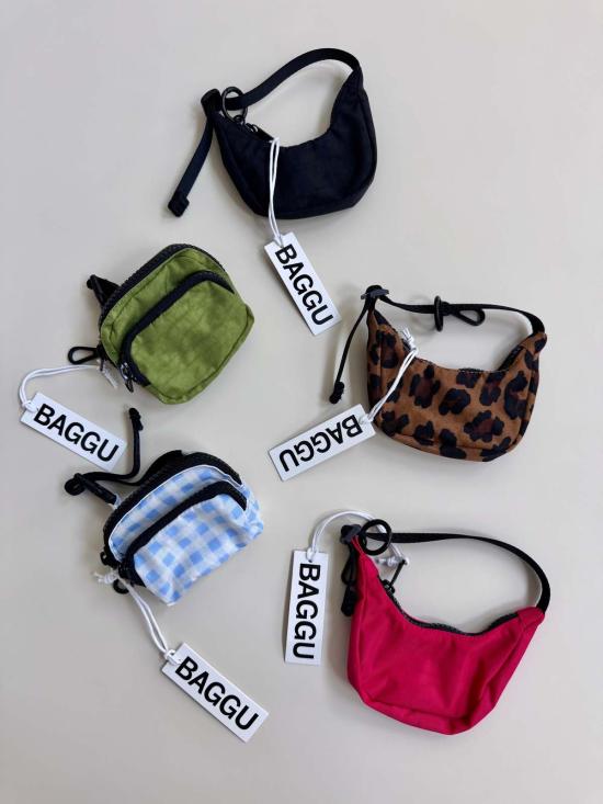  바쿠 키링 바구 크레센트 백 참 - BAGGU