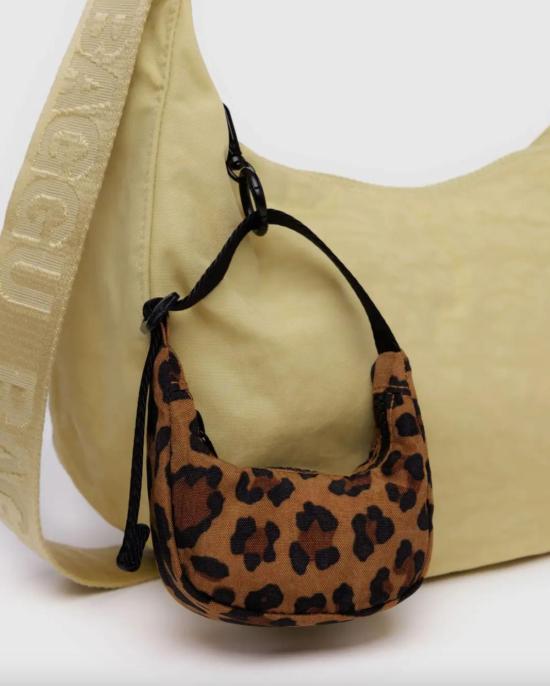  바쿠 키링 바구 크레센트 백 참 - BAGGU