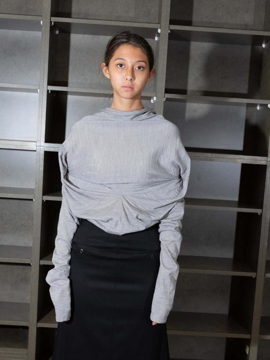  MM6 메종마르지엘라 블라우스 Mm6 메종 마르지엘라 롱슬리브 탑 그레이