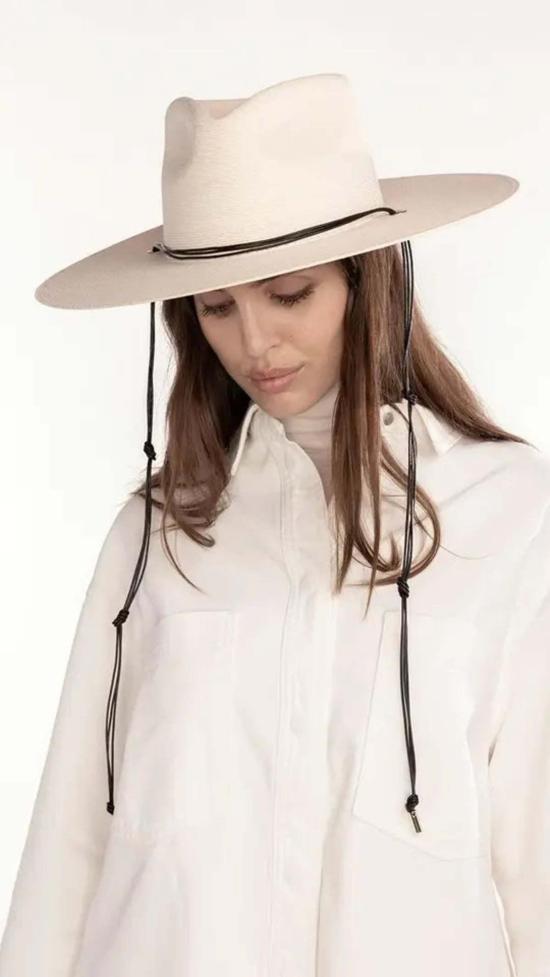  자네사레온 버킷햇 자네사 레오네 코디 - JANESSA LEONE