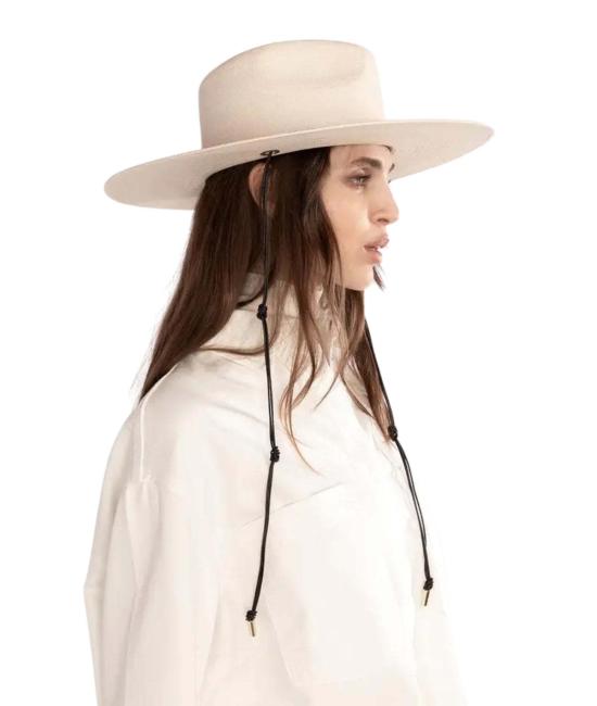  자네사레온 버킷햇 자네사 레오네 코디