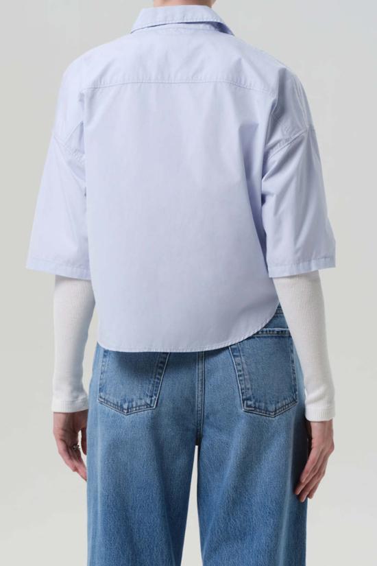  시티즌 오브 휴머니티 블라우스 시티즌스 오브 휴머니티 프랜시스 크롭 케이프 버튼업 셔츠 베이비 블루 - CITIZEN OF HUMANITY