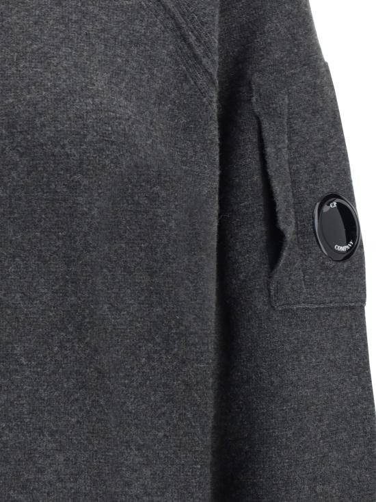 25FW 씨피 컴퍼니 램스울 크루넥 스웨터 19CMKN040A110149A 978 GREY - C.P. COMPANY