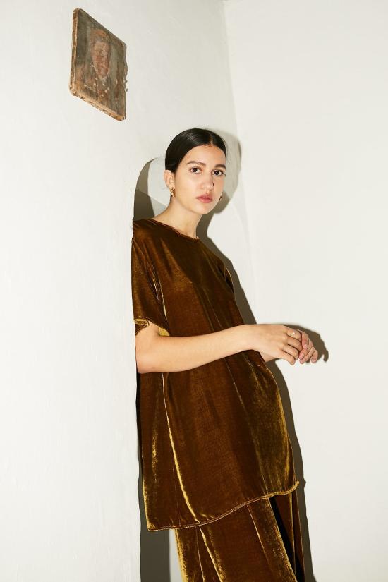  다두라 반팔 티셔츠 다투라 오로 실크 벨벳 아바 탑 골드 그린 - DATURA