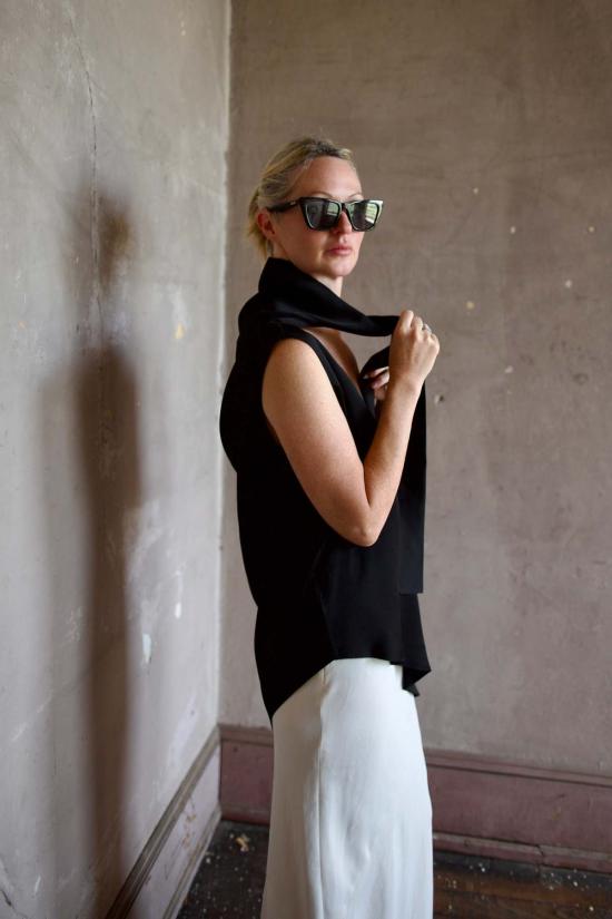  로에 블라우스 로헤 슬리브리스 드레이프 새틴 탑 - ROHE