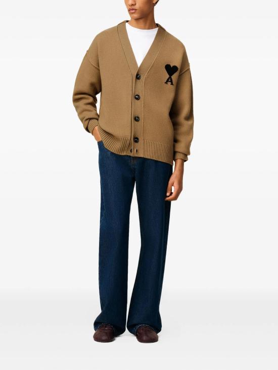 25FW 아미 하트 로고 인타르시아 V넥 가디건 UKC367018288 CAMEL DOM - AMI