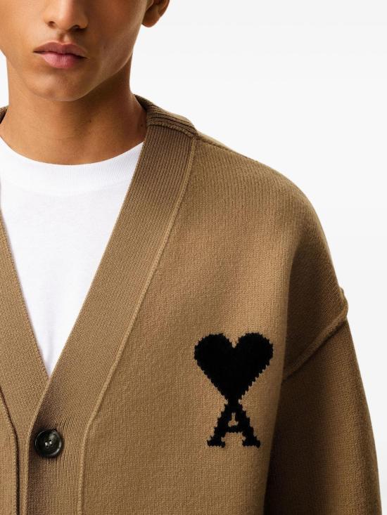 25FW 아미 하트 로고 인타르시아 V넥 가디건 UKC367018288 CAMEL DOM - AMI