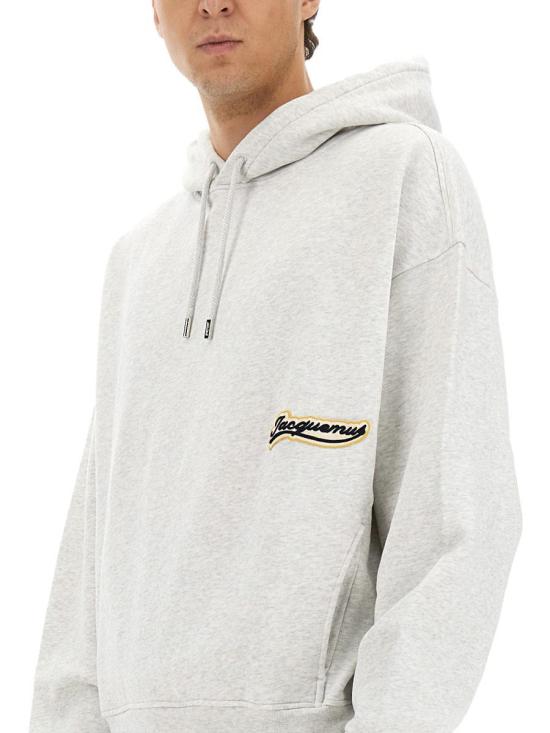 25FW 자크뮈스 후드 티셔츠 HOM00415AJ001269FI VERSITY PATCH GREY DOM - JACQUEMUS