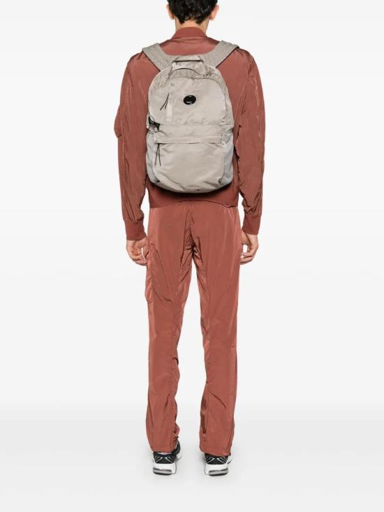 25SS 씨피 컴퍼니 나일론 B 렌즈 백팩 18CMAC303A005269G327 VINTAGE KHAKI - C.P. COMPANY