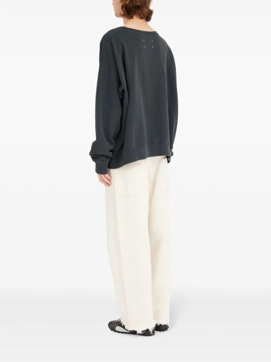 25SS 마르지엘라 엠보스드 로고 스웨트 셔츠 S50GU0230M25017969 WASHED BLACK - MAISON MARGIELA