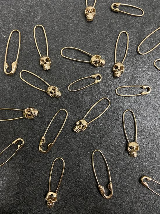  로렌 스튜어트 이어링 스컬 안전핀 귀걸이 - LOREN STEWART