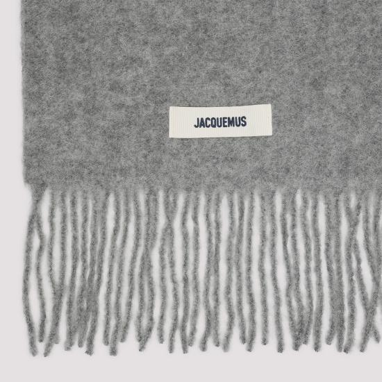 25FW 자크뮈스 프린지 울 스카프 ACU00572BOT4032 950 GREY - JACQUEMUS