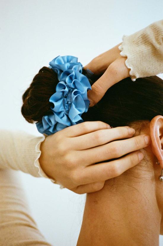  마리암 나시르 자데 헤어 액세서리 카네이션 스크런치 포슬린 블루 - MARYAM NASSIR ZADEH