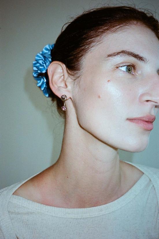  마리암 나시르 자데 헤어 액세서리 카네이션 스크런치 포슬린 블루 - MARYAM NASSIR ZADEH