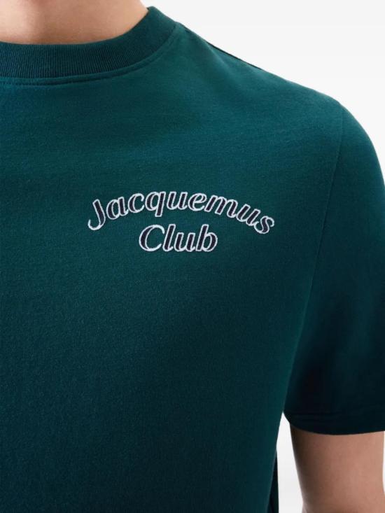 25FW 자크뮈스 반팔 티셔츠 25HTSM00564AJ00068 JACQUEMUS CLUB DARK GREEN 5EV - JACQUEMUS
