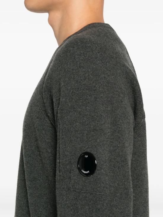 25FW 씨피 컴퍼니 램스울 크루넥 스웨터 19CMKN040A 110149A 978 Dark shadow - C.P. COMPANY