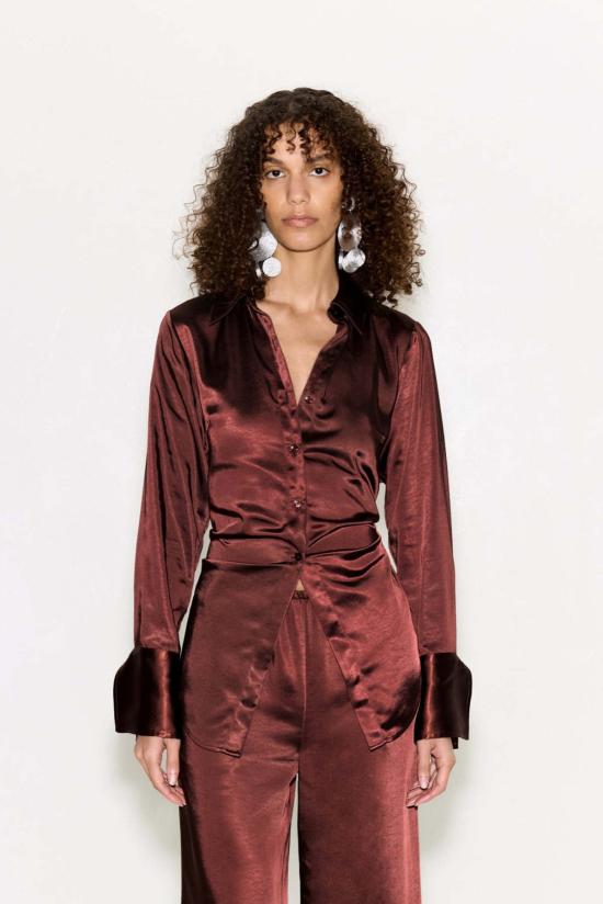  사이먼밀러 블라우스 사이먼 밀러 로크 새틴 버튼업 셔츠 초코 브라운 - SIMONMILLER