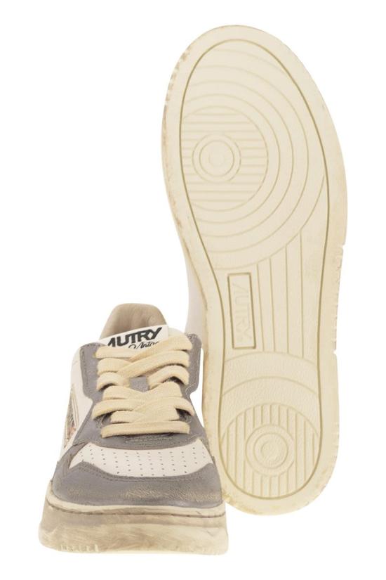 25FW 오트리 슈퍼 빈티지 메달리스트 로우 레더 스니커즈 AVLWMT09 WHITE GREY - AUTRY