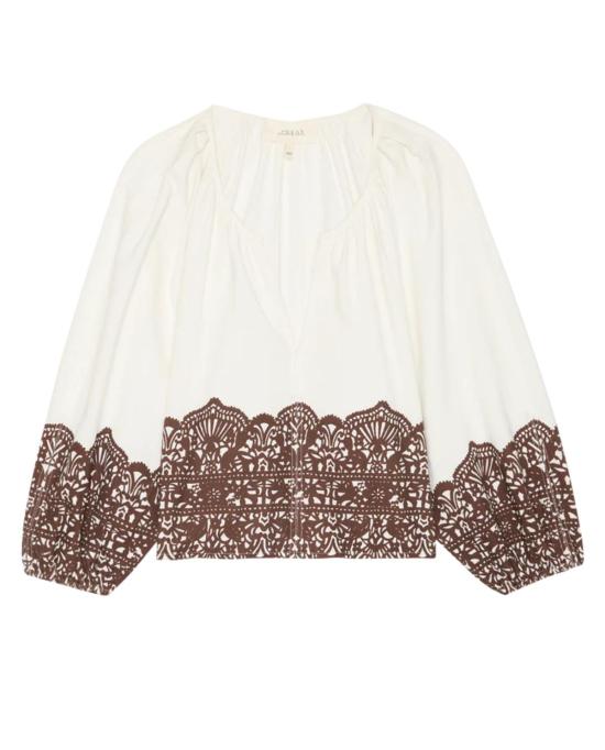  더 그레이트 블라우스 그레이트. 웨스턴 레이스 프린트가 있는 크림색 채리엇 탑 - THE GREAT