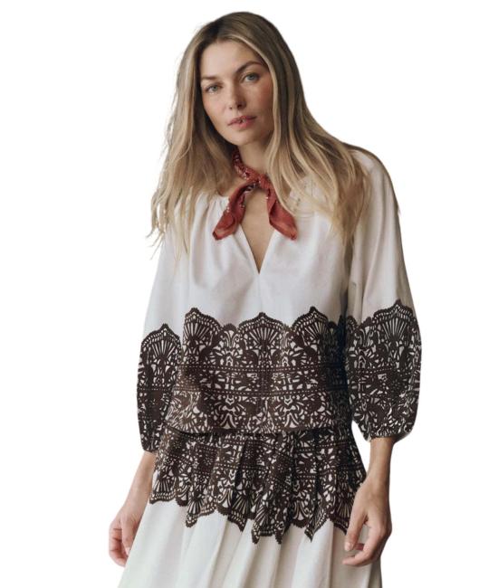  더 그레이트 블라우스 그레이트. 웨스턴 레이스 프린트가 있는 크림색 채리엇 탑