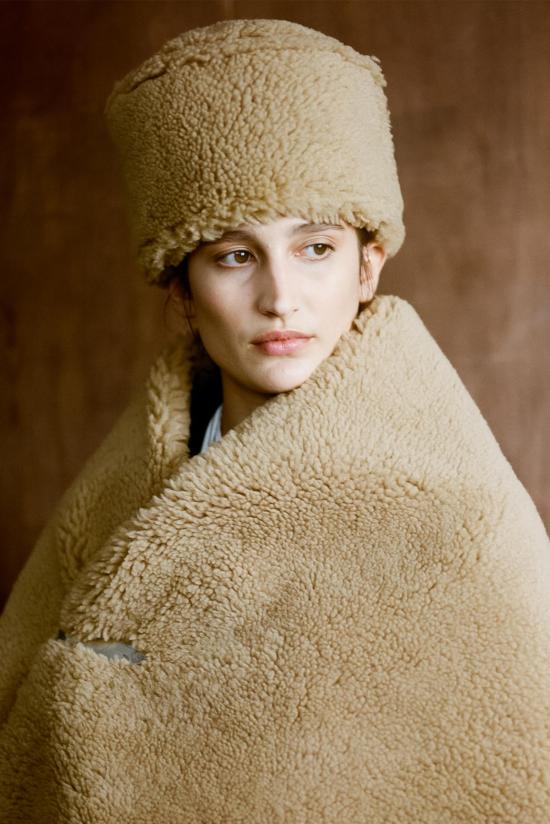  CAWLEY STUDIO 비니 콜리 스튜디오 레더 백 컬리 필박스 - CAWLEY STUDIO