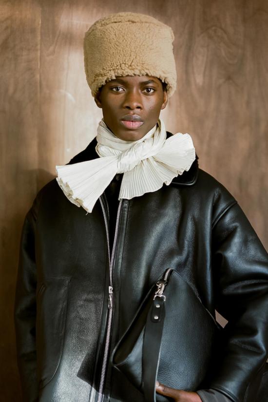  CAWLEY STUDIO 비니 콜리 스튜디오 레더 백 컬리 필박스