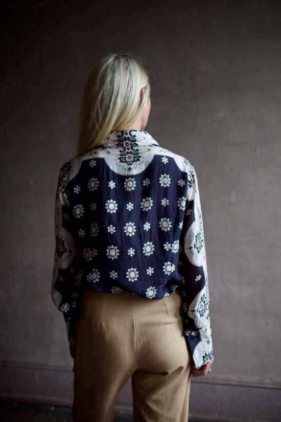  알릭스 오브 보헤미아 긴팔 티셔츠 Alix Of Bohemia Dana Bronco 반다나 셔츠 - ALIX OF BOHEMIA