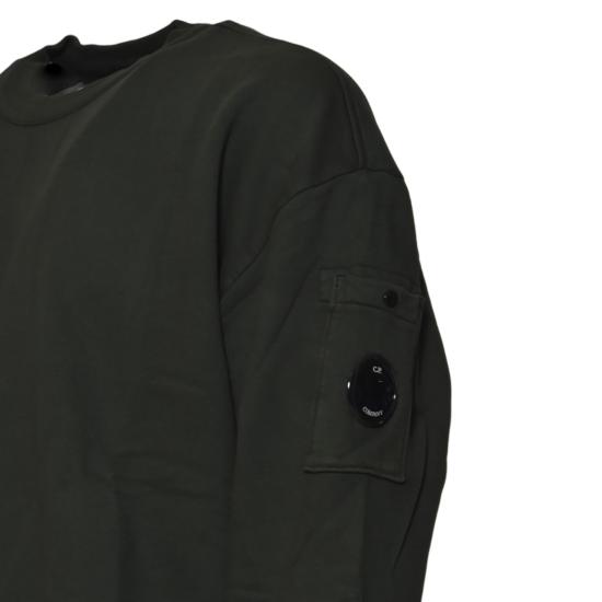 25FW 씨피 컴퍼니 브러쉬드 & 에머라이즈드 다이애그널 플리스 박시 크루넥 스웨트셔츠  19CMSS058A006372G978 DARK SHADOW DOM - C.P. COMPANY