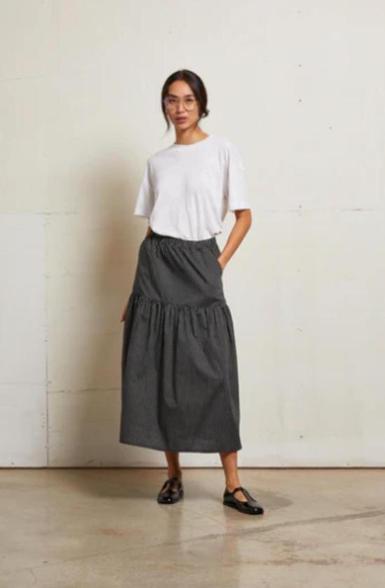  퍼펙트 화이트 티 미디 스커트 퍼펙트화이트티 아리엘 팝린 스트라이프 스커트 블랙 스트라이프 - PERFECT WHITE TEE