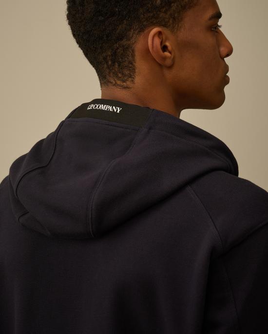 25FW 씨피 컴퍼니 다이애그널 레이즈드 플리스 렌즈 레귤러 핏 후드 티셔츠 RCCMSS714A005086W 888 Total eclipse - C.P. COMPANY