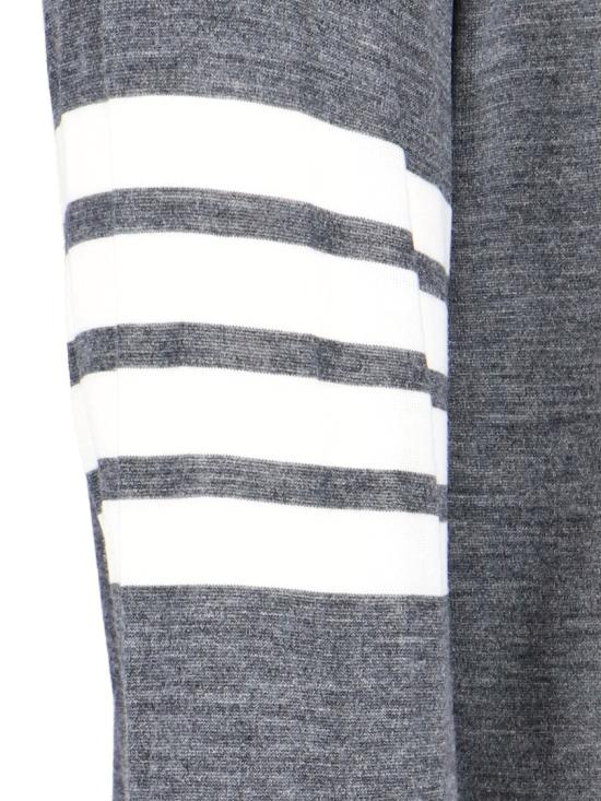 25FW 톰브라운 사선완장 메리노 울 니트 MKA002A Y1014038 Grey - THOM BROWNE