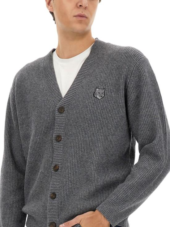  메종키츠네 볼드 폭스 헤드 패치 컴포트 립드 가디건 NM00501KT1093 H131 Grey - MAISON KITSUNE