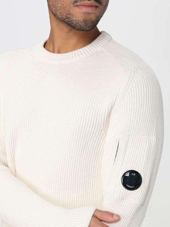 25FW 씨피 컴퍼니 풀 립 크루넥 렌즈 스웨터 19CMKN015A006608A 103 White - C.P. COMPANY