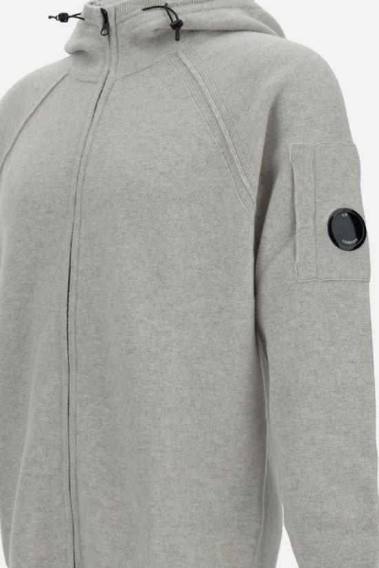 25FW 씨피 컴퍼니 램스울 GRS 후드 풀 집 스웨터  19CMKN057A110149AM13 Grey - C.P. COMPANY